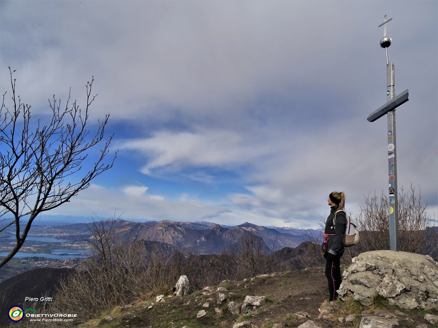 51 Alla croce del Monte Tesoro (anticima 1351 m) con nuvola passeggera di favonio sopra di noi in scioglimento.JPG